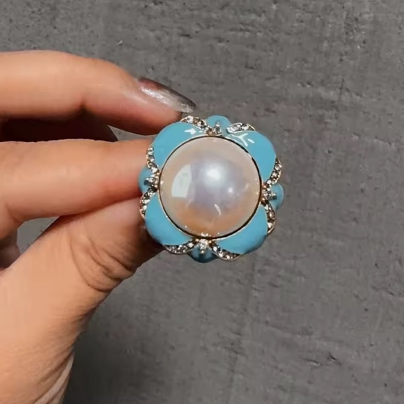 Royal Heirloom Ring Lustrous Pearl in Turquoise Petals & Golden Brilliance - Picture 3 of 8
